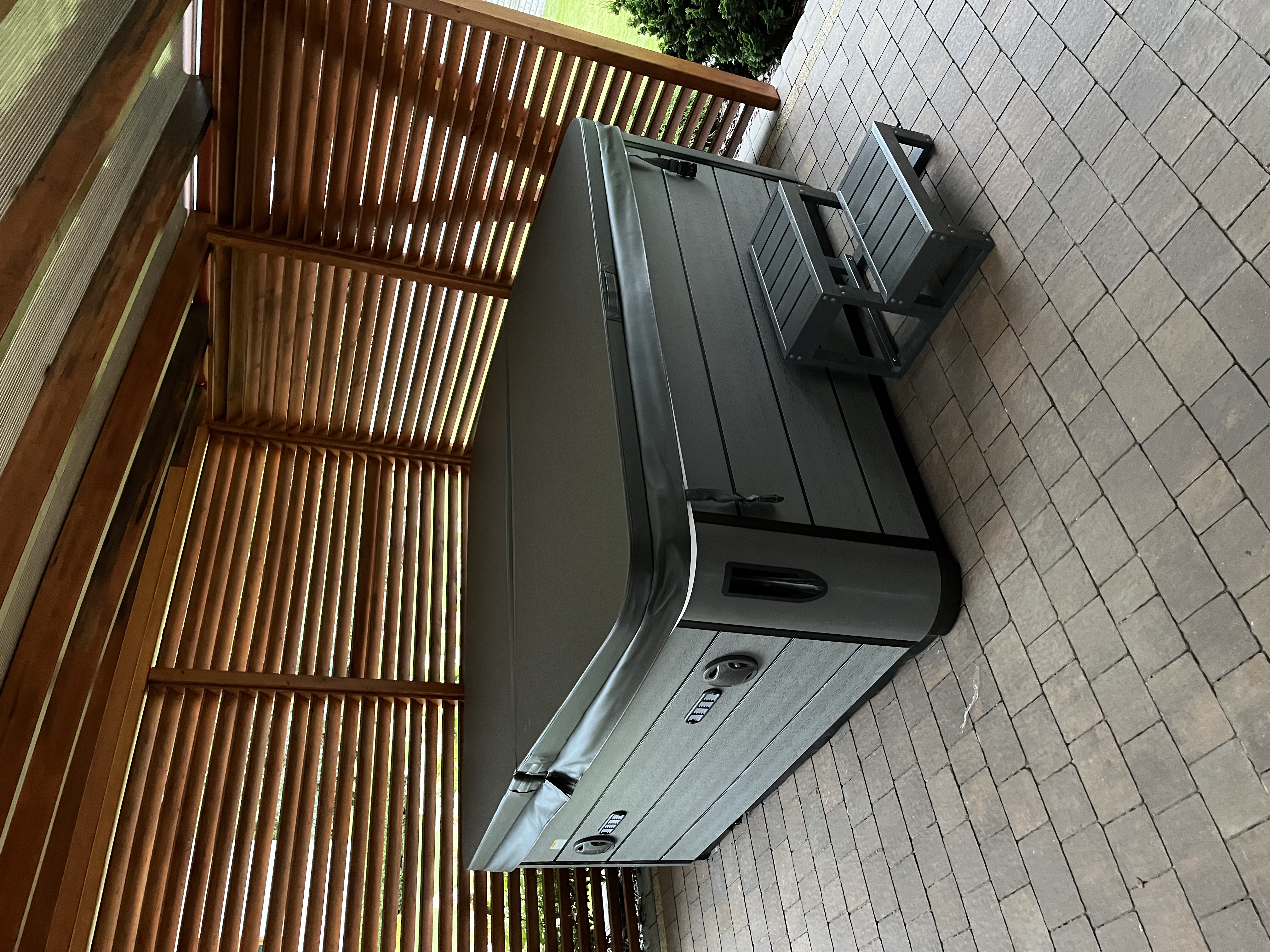 Strefa relaksu z ogrodowym jacuzzi