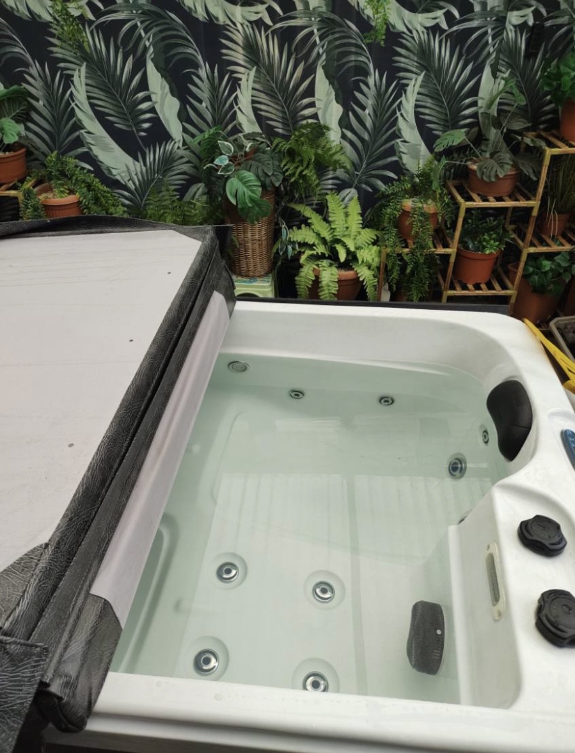 Realizacja jacuzzi w małym pomieszczeniu na działce